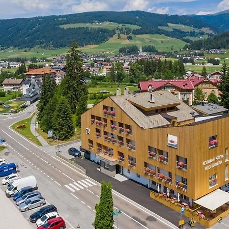 Hotel Dolomiten Toblach Exteriör bild