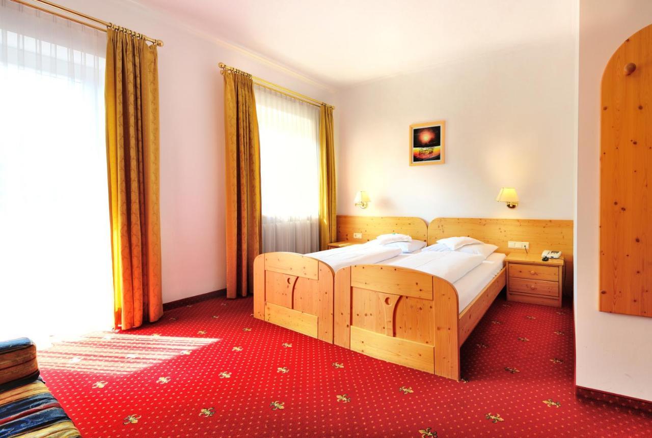 Hotel Dolomiten Toblach Exteriör bild