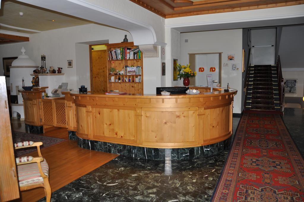 Hotel Dolomiten Toblach Exteriör bild