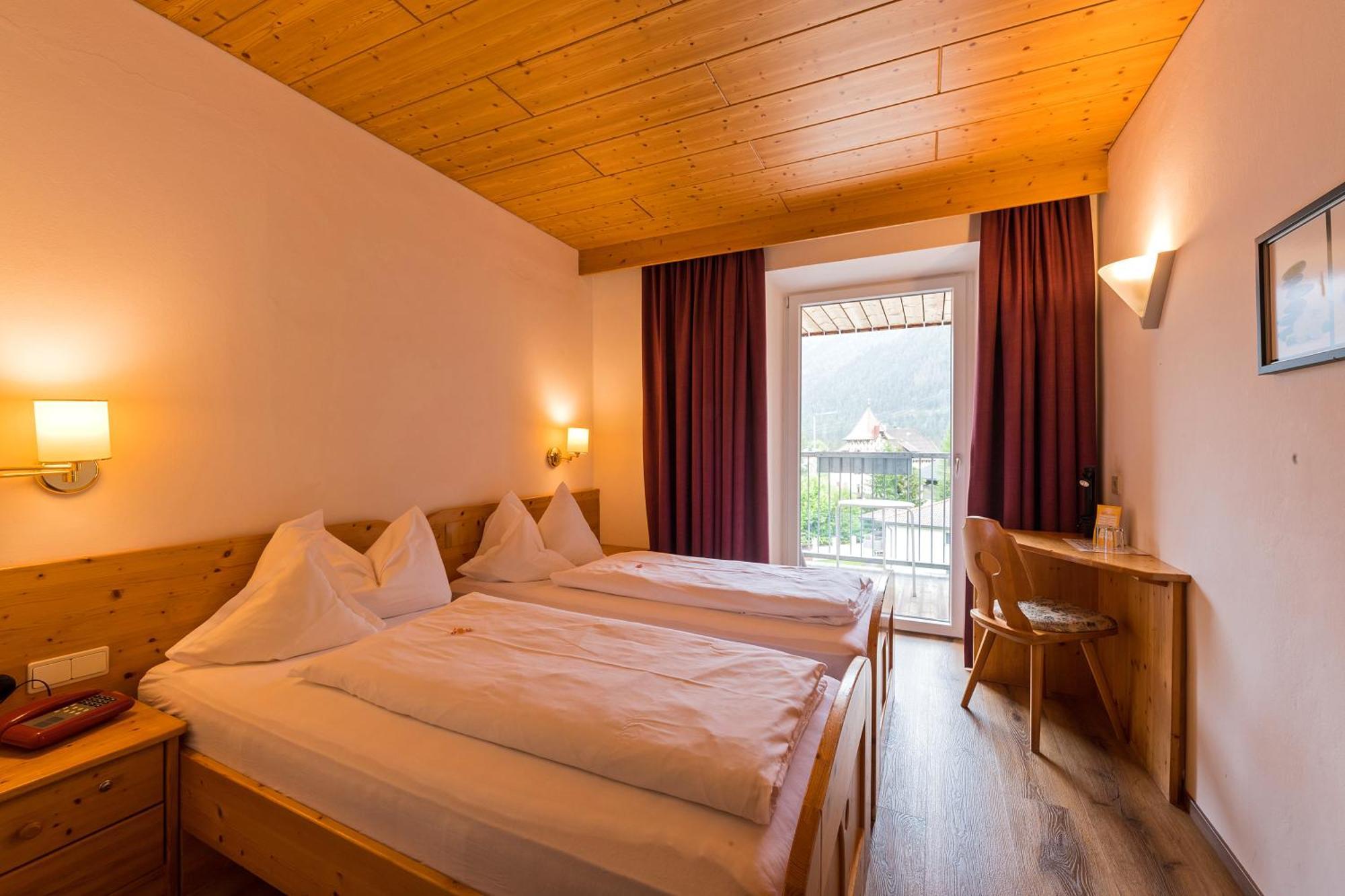 Hotel Dolomiten Toblach Exteriör bild