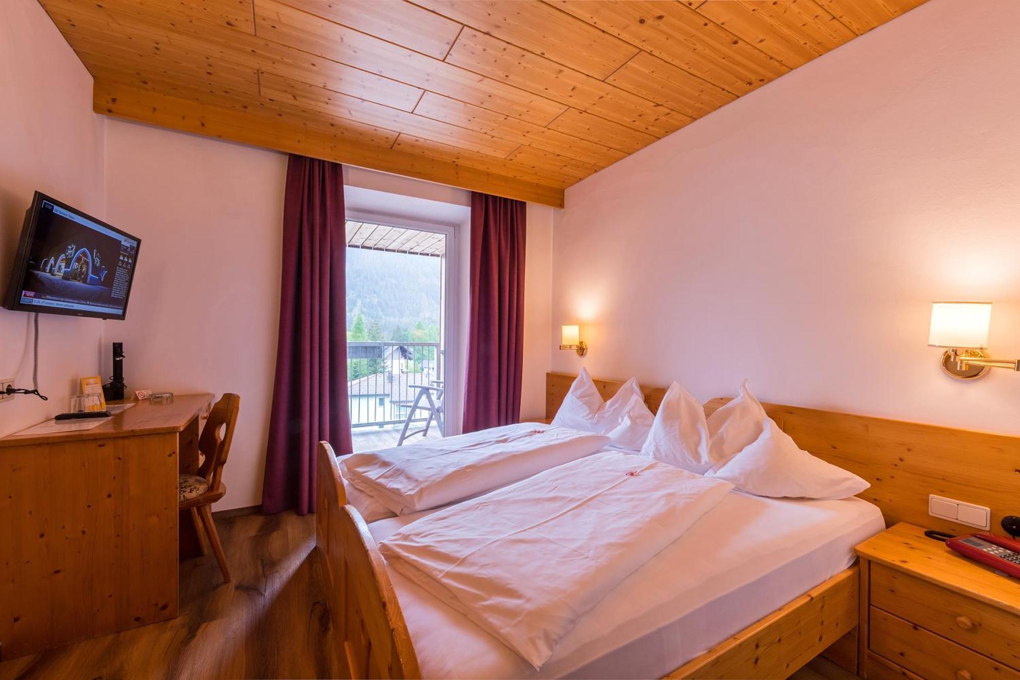 Hotel Dolomiten Toblach Exteriör bild