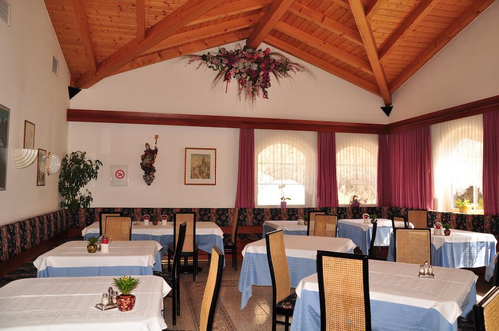 Hotel Dolomiten Toblach Exteriör bild
