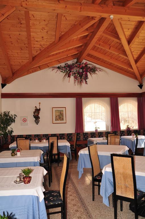 Hotel Dolomiten Toblach Exteriör bild