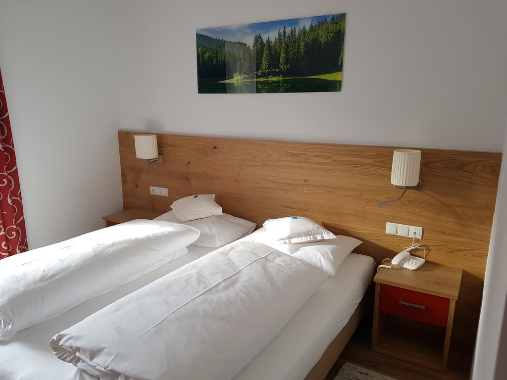 Hotel Dolomiten Toblach Exteriör bild