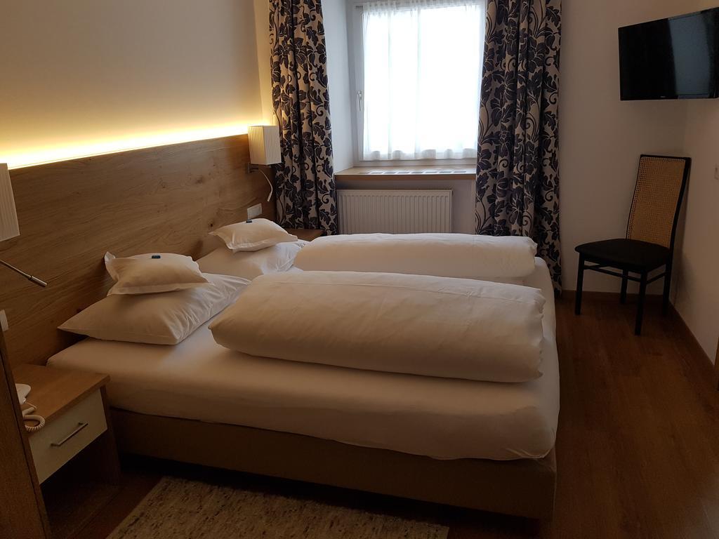 Hotel Dolomiten Toblach Exteriör bild