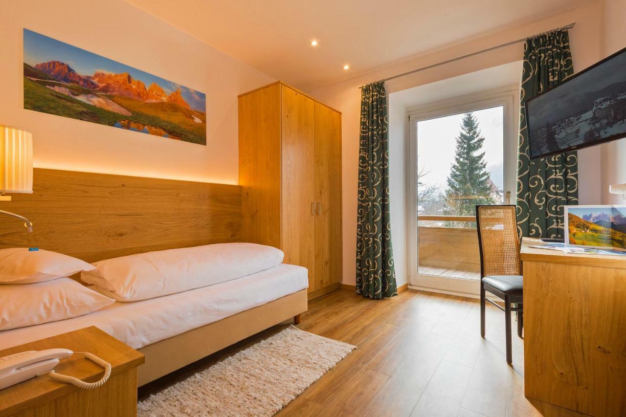 Hotel Dolomiten Toblach Rum bild